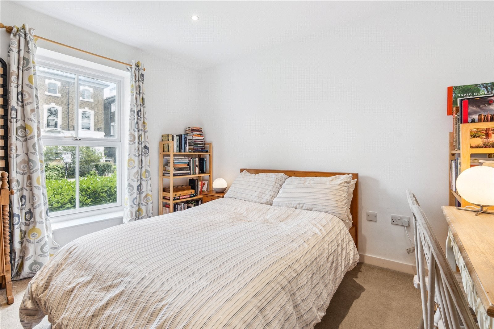 Flat Caledonian Square in Greater London