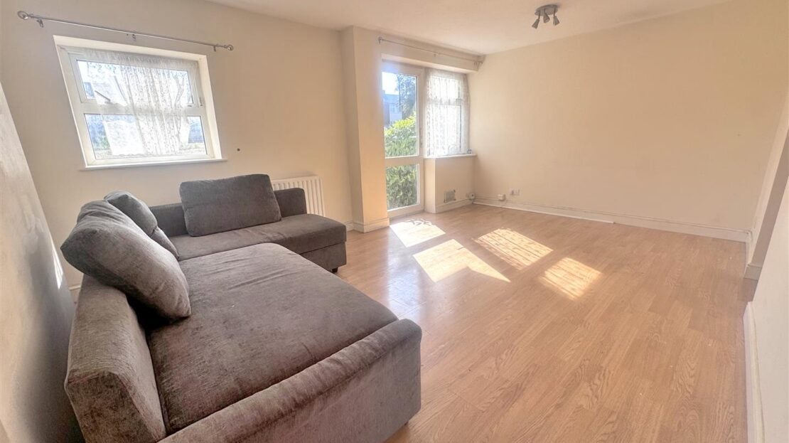 Flat Inskip Crescent in Stevenage