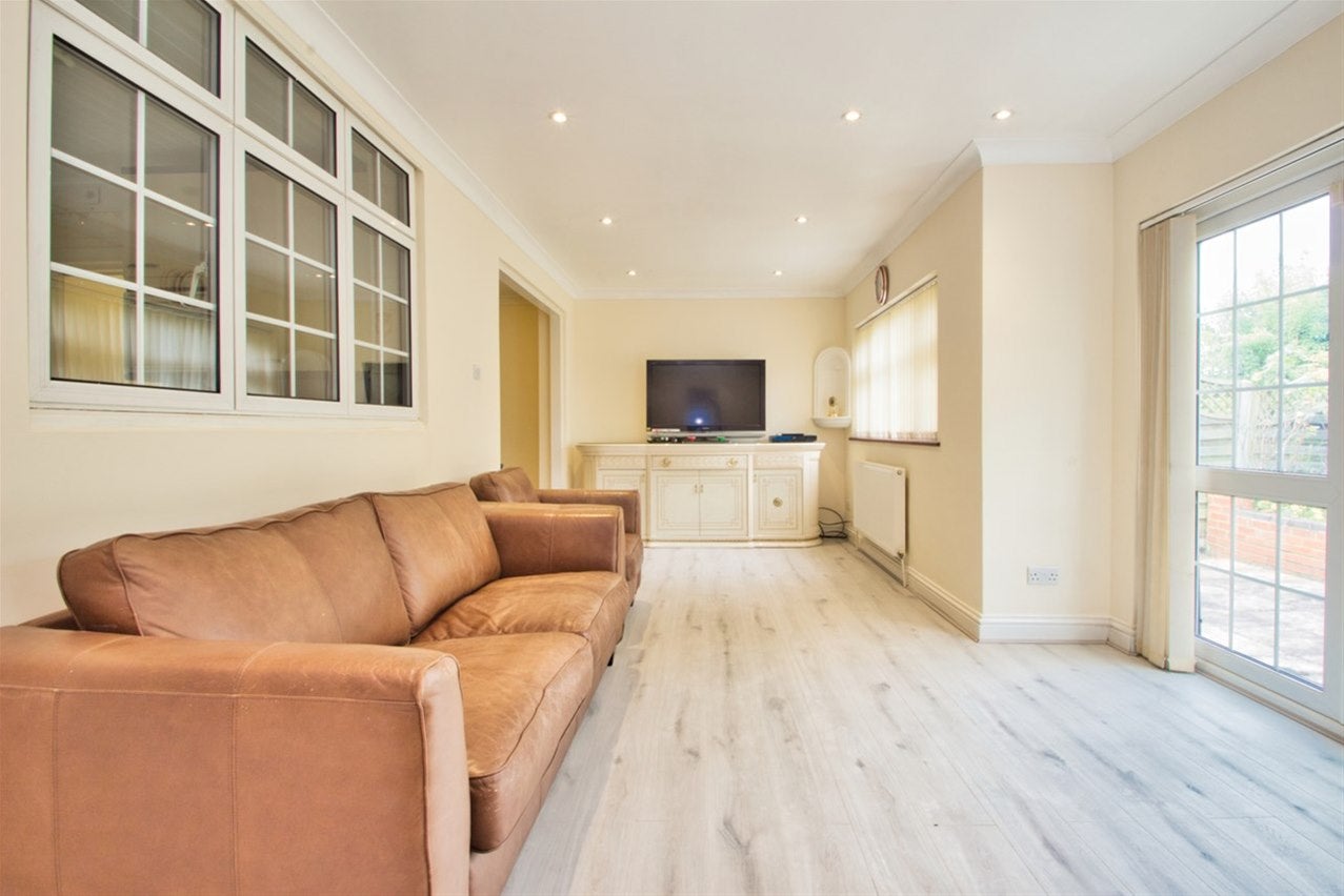 Flat Vista Way in London