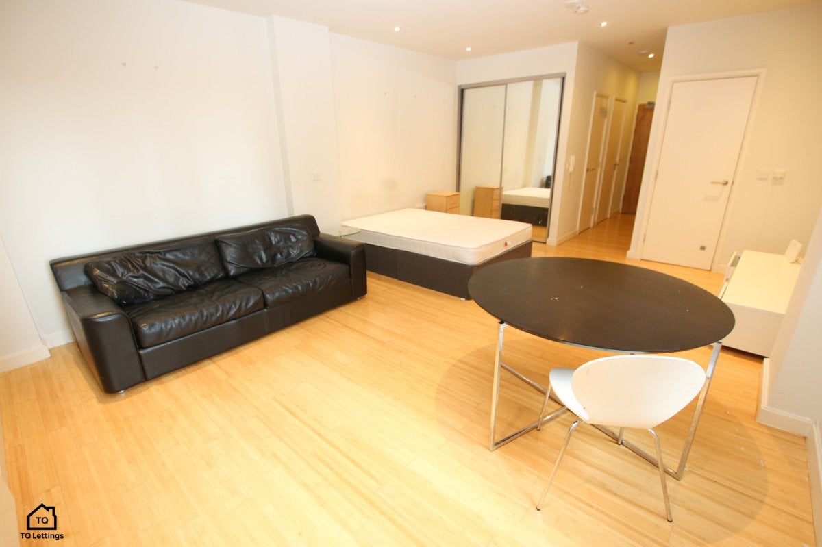 Flat Bridgewater Place in Manchester