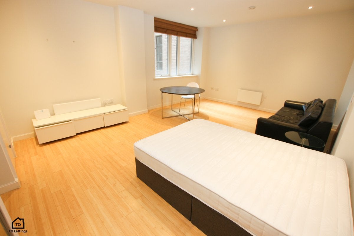 Flat Bridgewater Place in Manchester