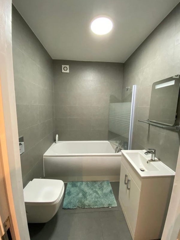 Room Croombs Road in Greater London