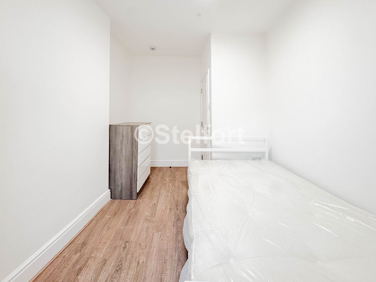 Room Ashdown Crescent in Greater London