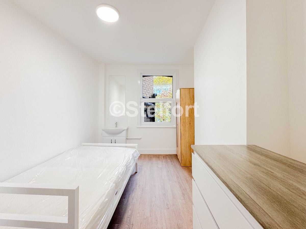 Room Ashdown Crescent in Greater London