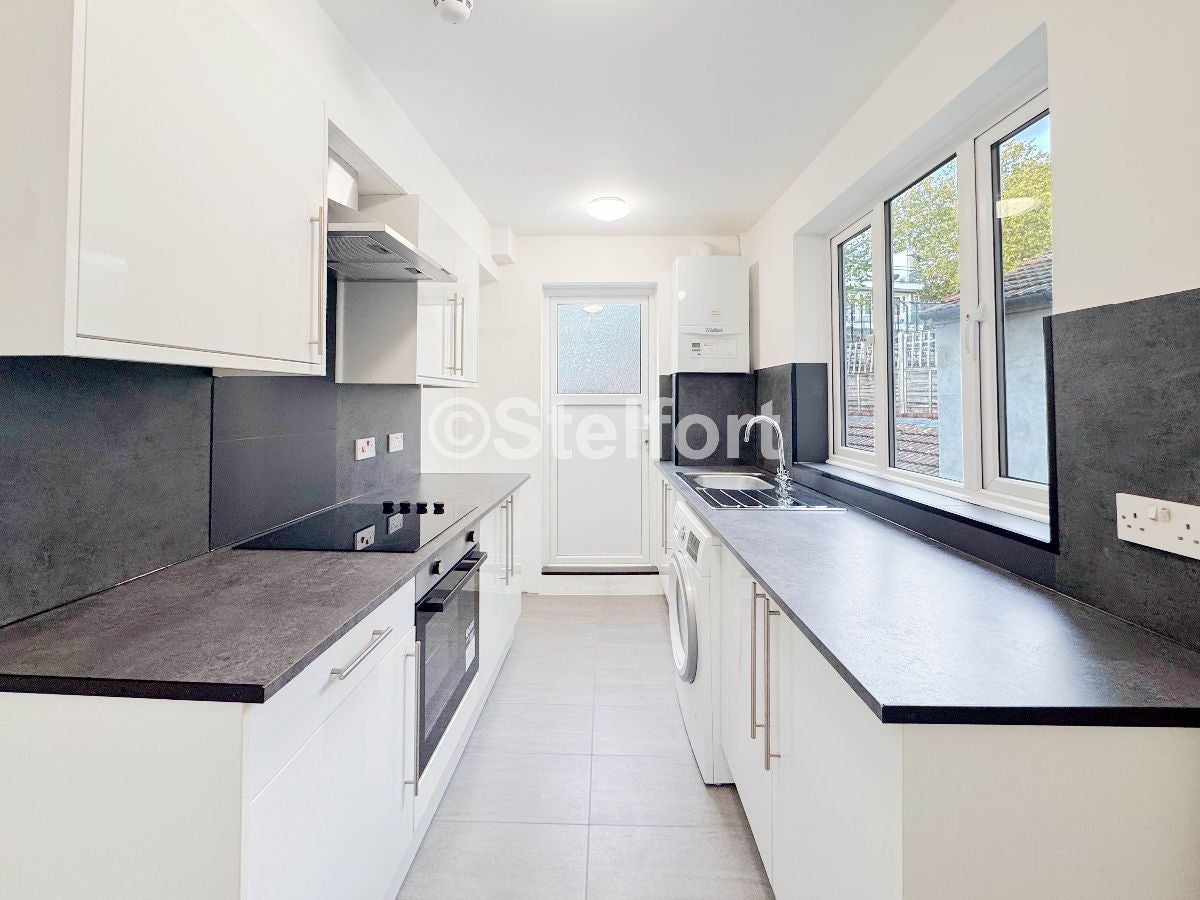 Room Ashdown Crescent in Greater London