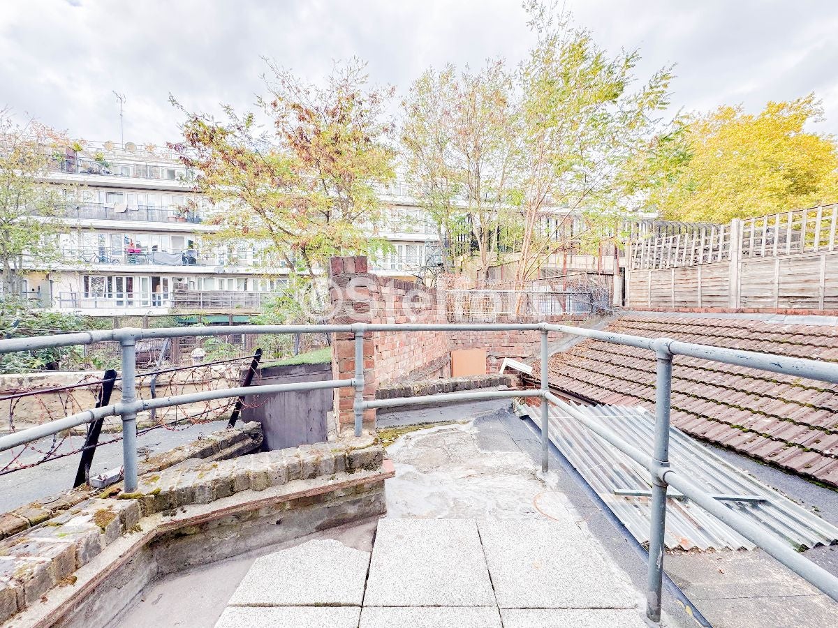 Room Ashdown Crescent in Greater London