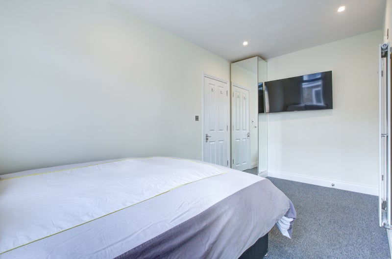 Room Grove Green Road in Greater London