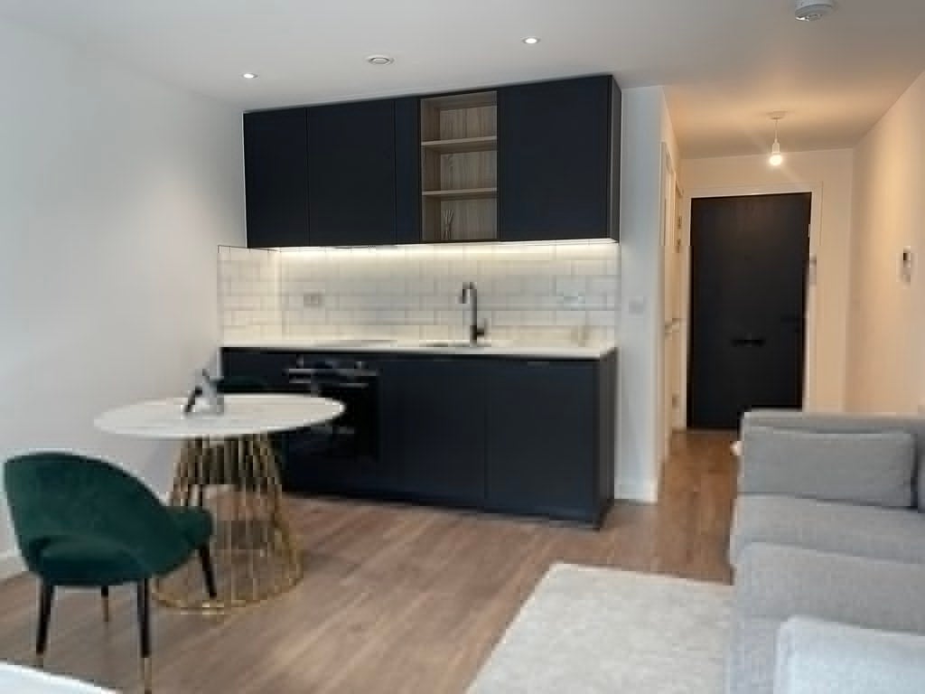 Flat Commander Avenue in Greater London