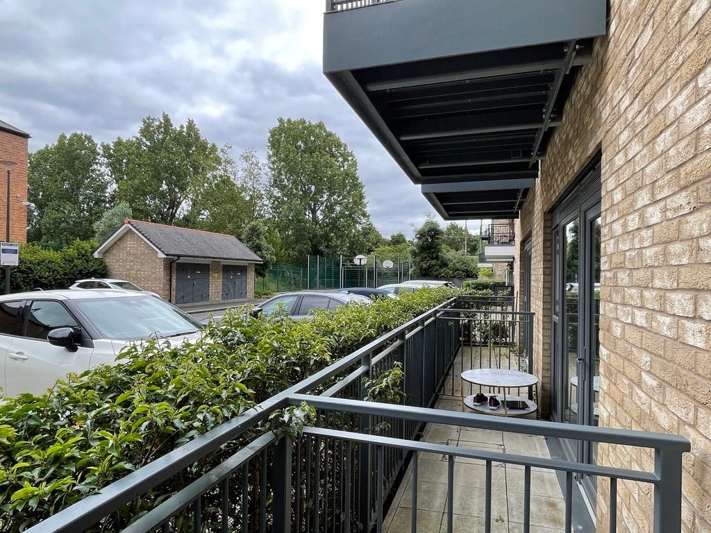 Flat Commander Avenue in Greater London