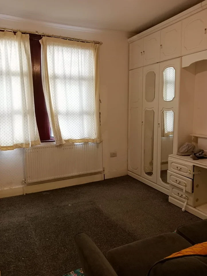 Room Byron Avenue in Greater London