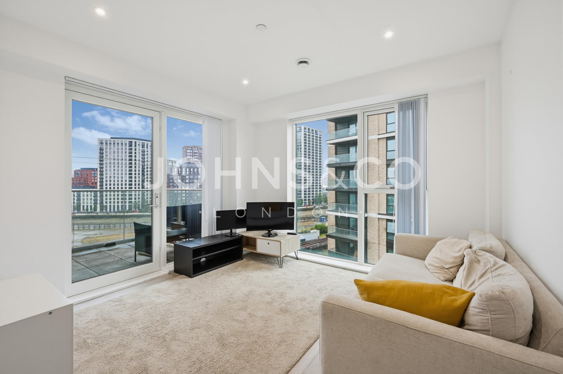 Flat Heartwell Avenue in Greater London