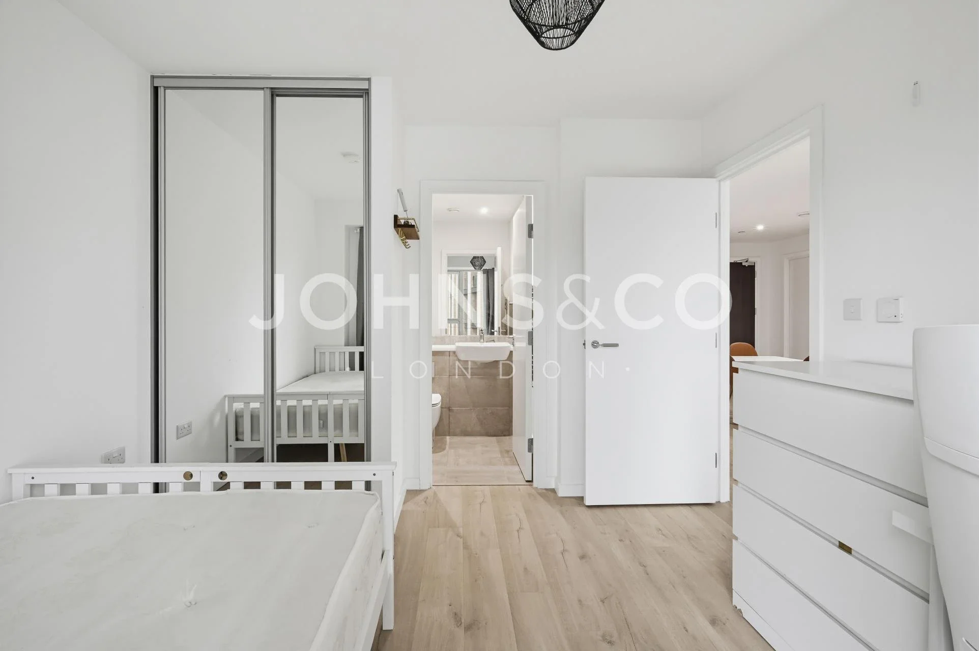 Flat Heartwell Avenue in Greater London