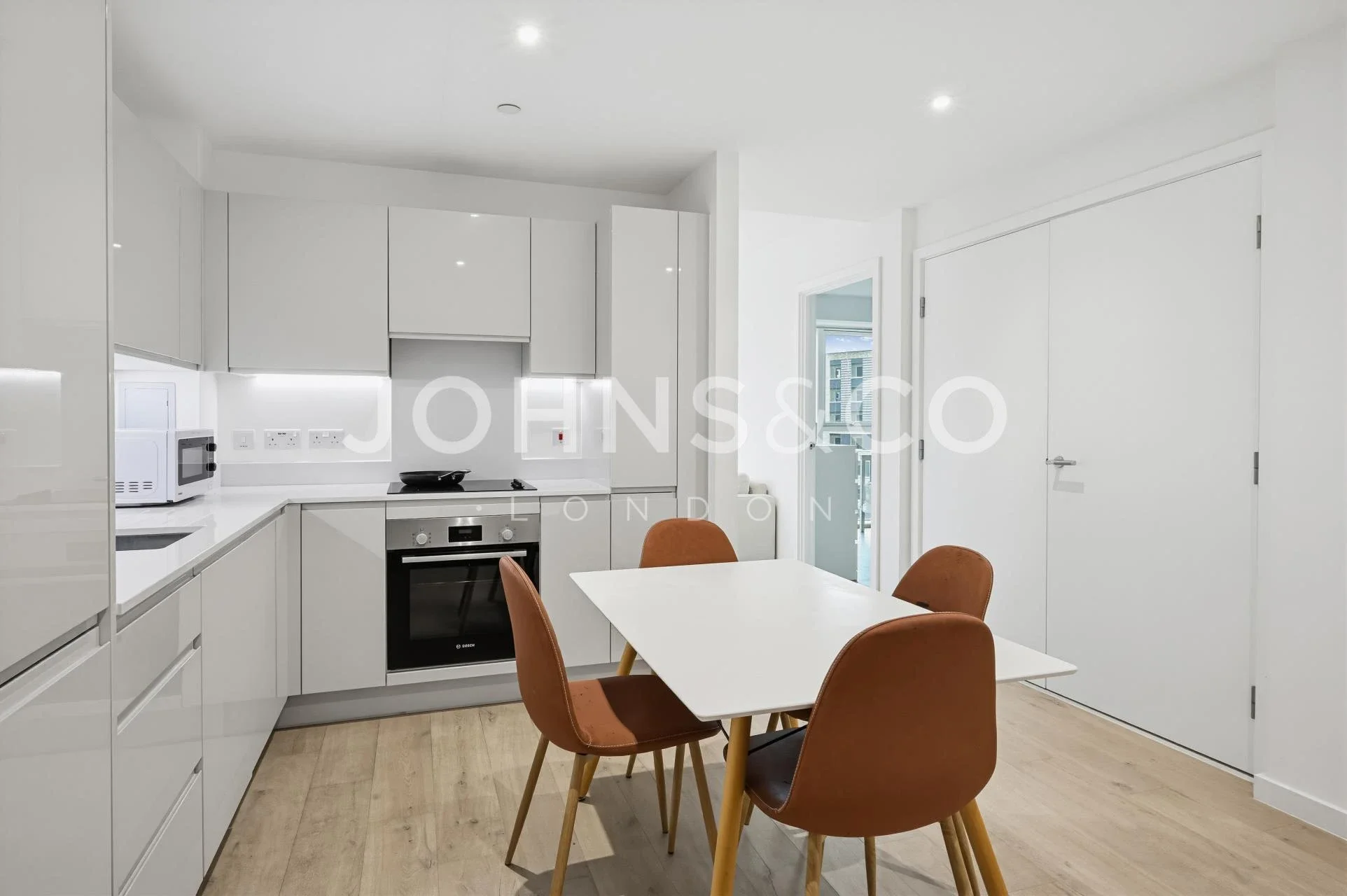 Flat Heartwell Avenue in Greater London