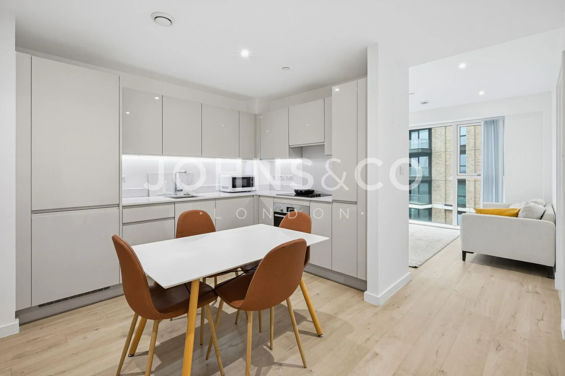 Flat Heartwell Avenue in Greater London