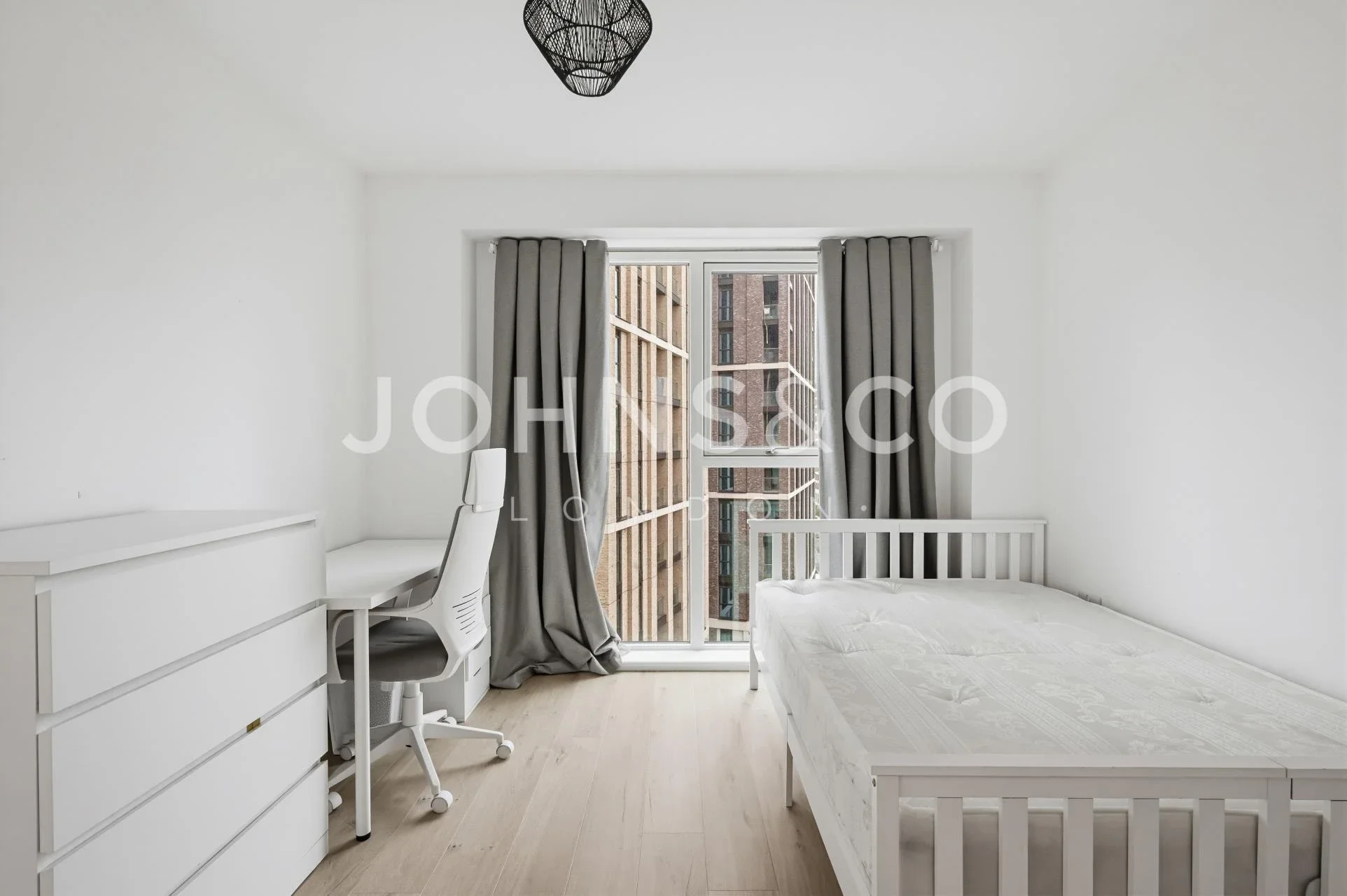 Flat Heartwell Avenue in Greater London