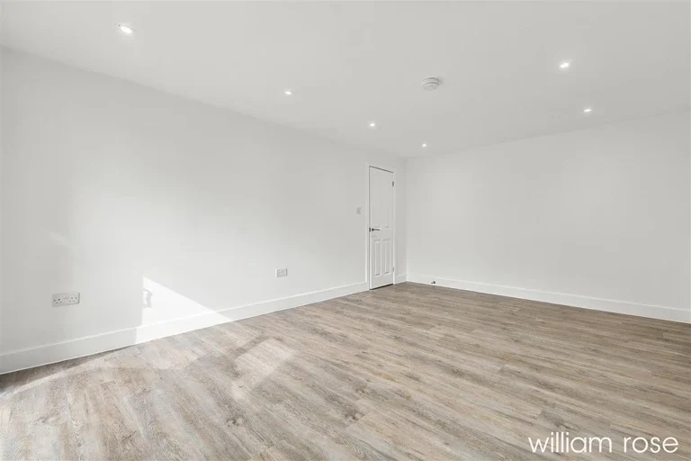 Flat Chestnut Walk in Greater London