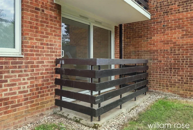 Flat Chestnut Walk in Greater London