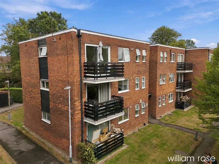 Flat Chestnut Walk in Greater London