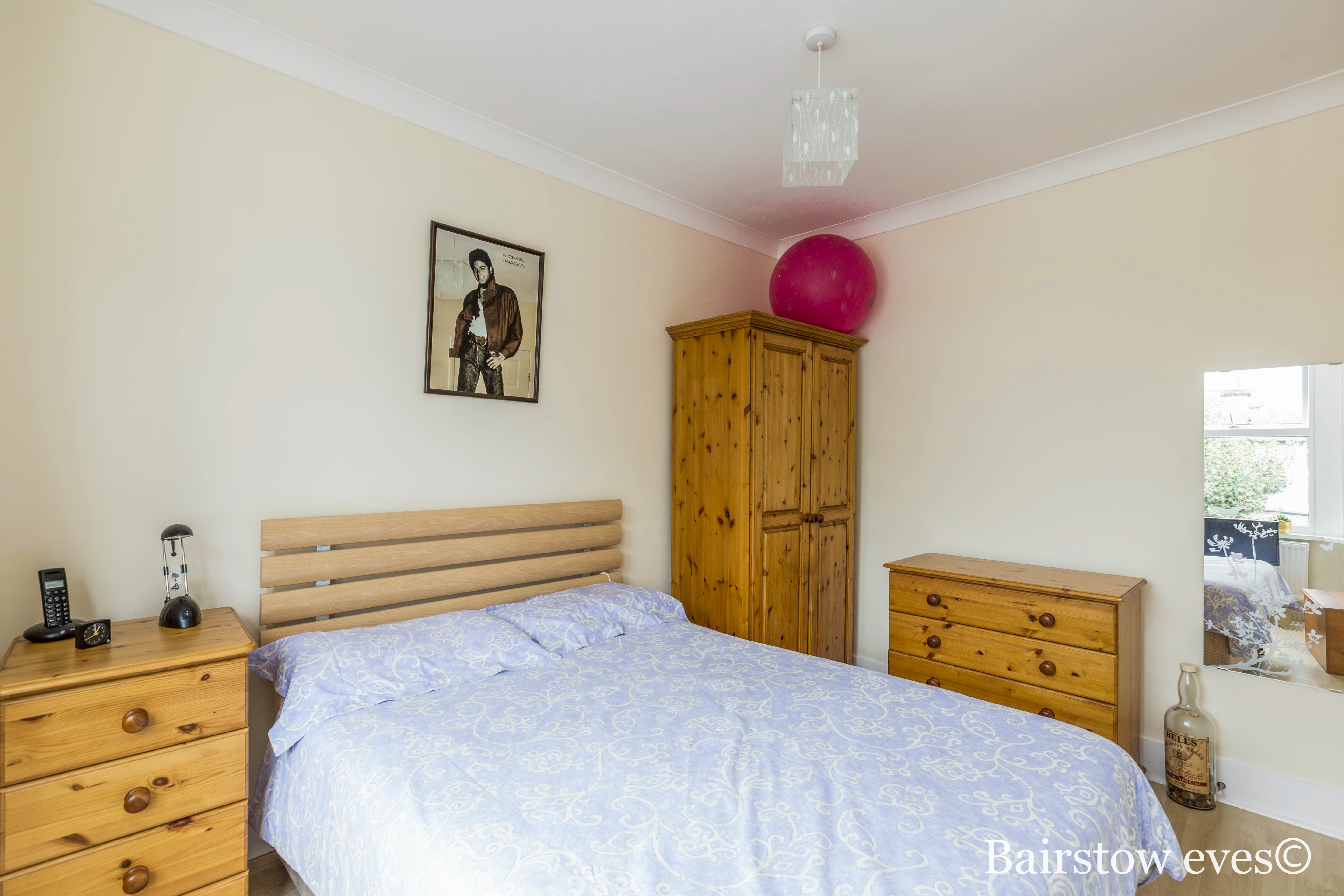 Flat Lily Road in Greater London