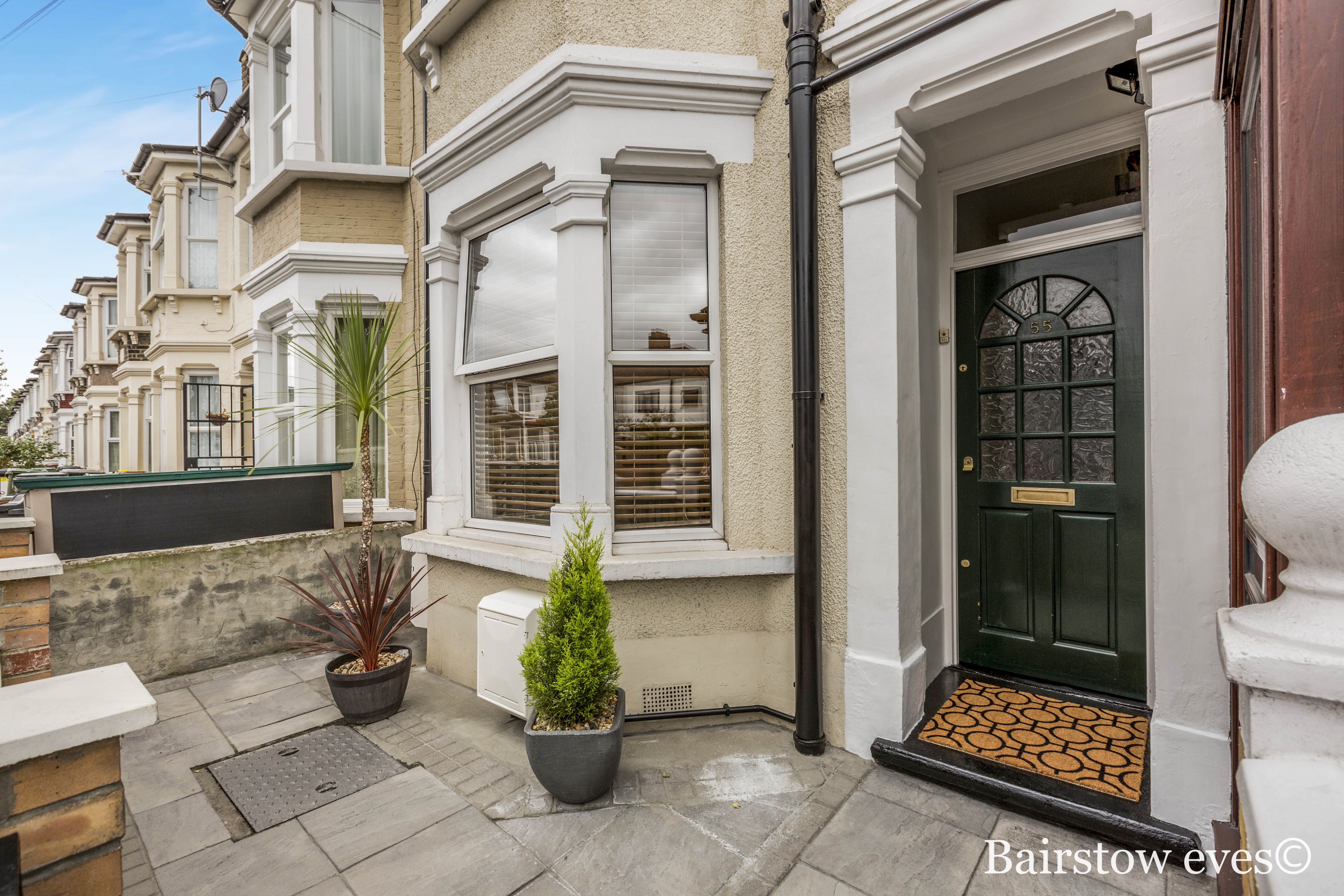 Flat Lily Road in Greater London