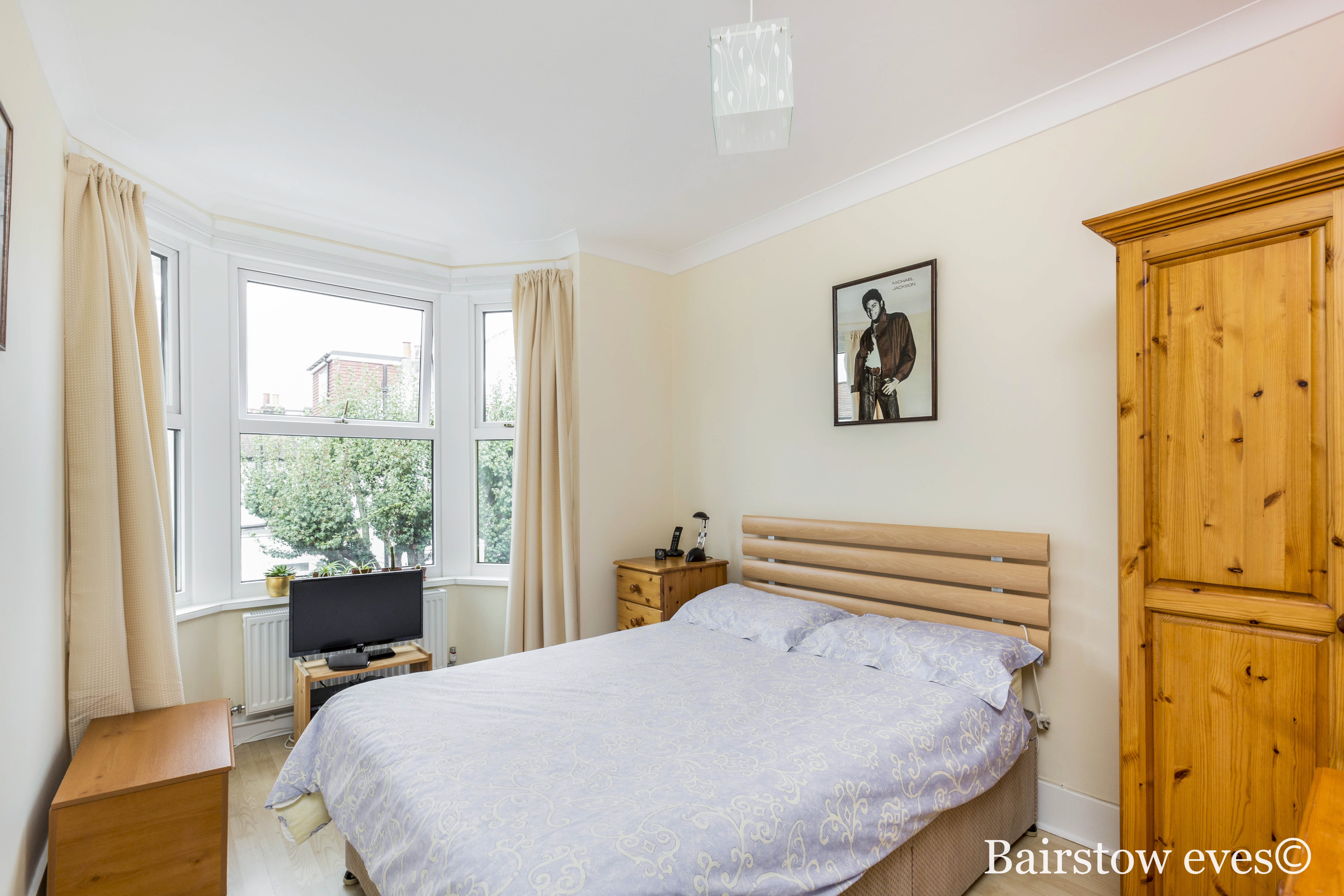 Flat Lily Road in Greater London