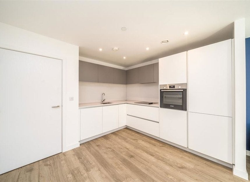 Flat Goodwood Road in Greater London