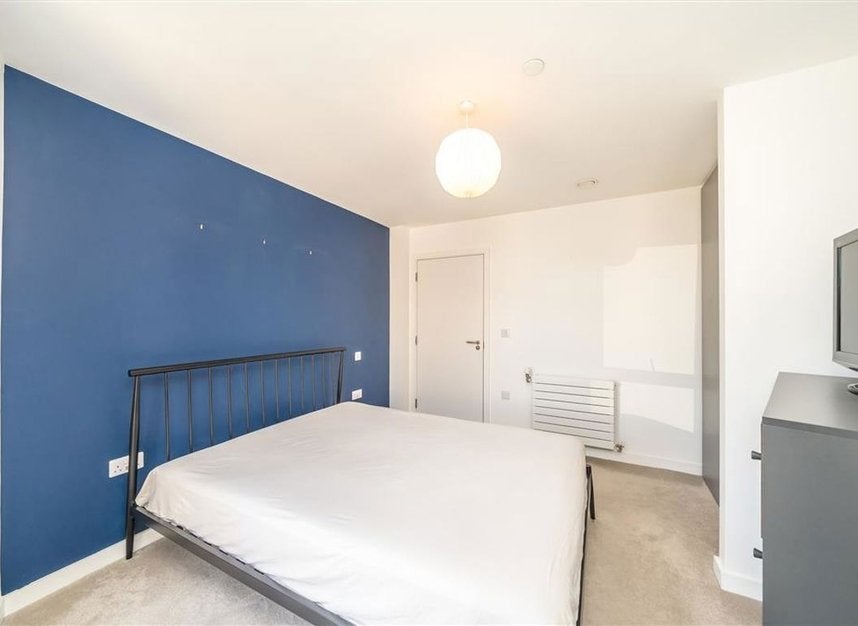 Flat Goodwood Road in Greater London