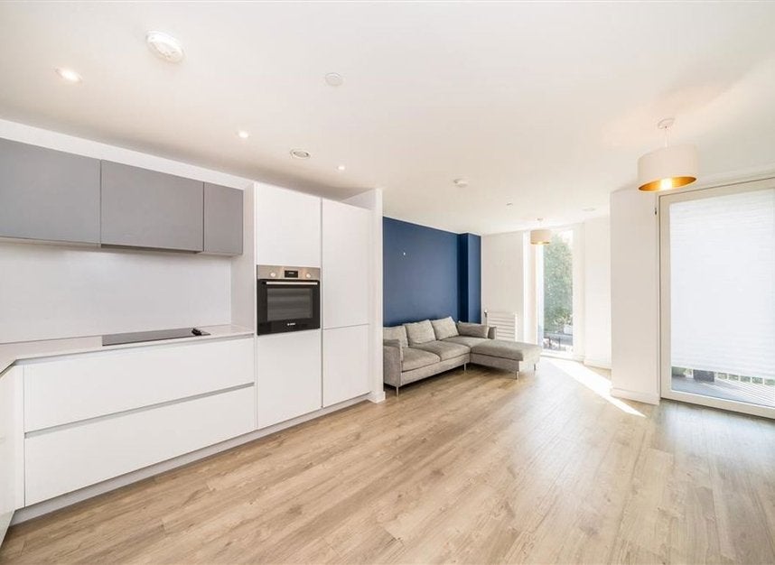 Flat Goodwood Road in Greater London