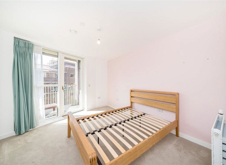 Flat Goodwood Road in Greater London