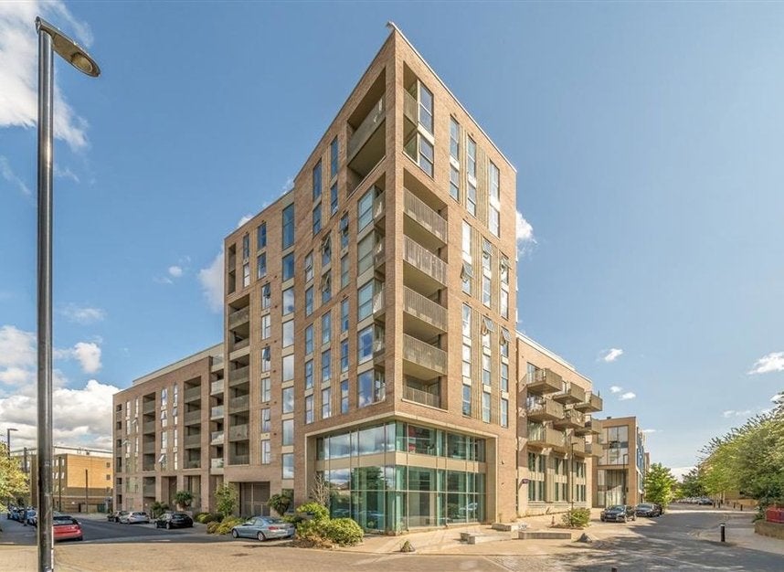 Flat Goodwood Road in Greater London