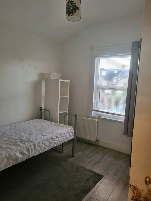 Room Grasmere Road in Greater London