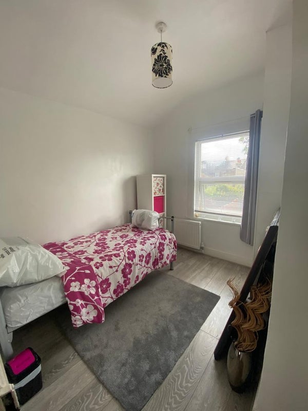 Room Grasmere Road in Greater London