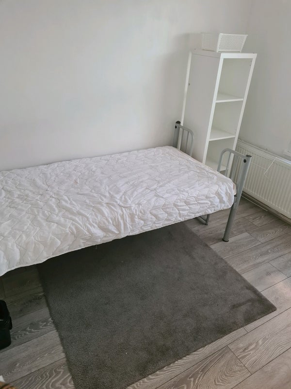 Room Grasmere Road in Greater London