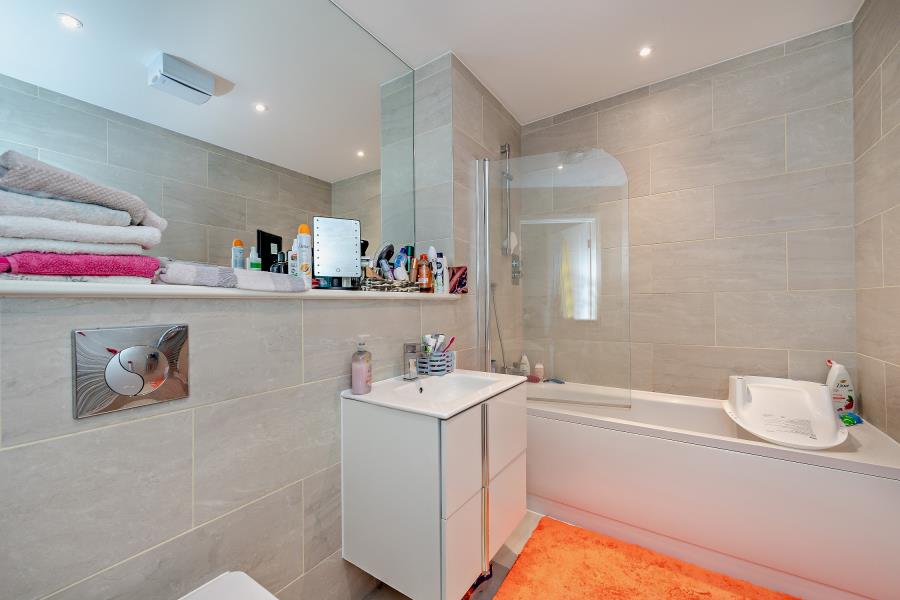 Flat Kymberley Road in Greater London