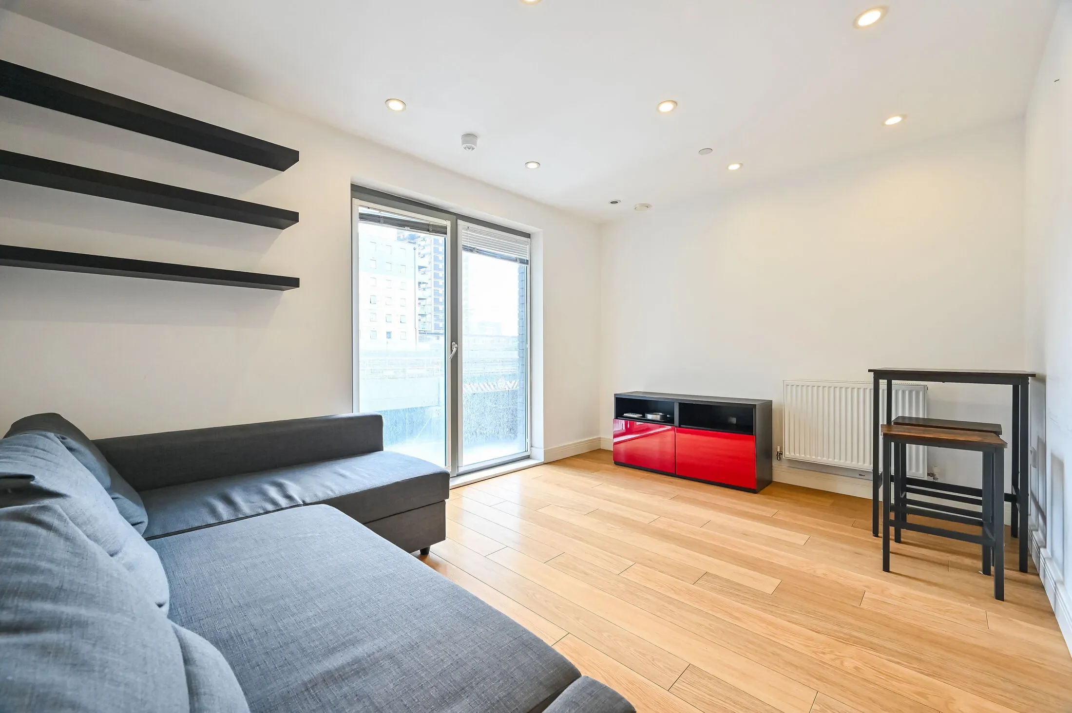 Flat Christian Street in Greater London