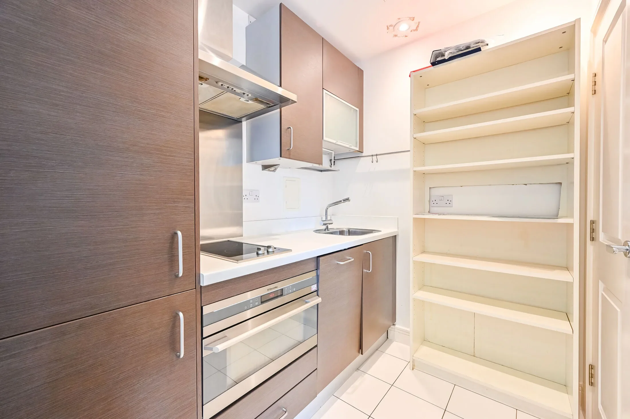 Flat Christian Street in Greater London