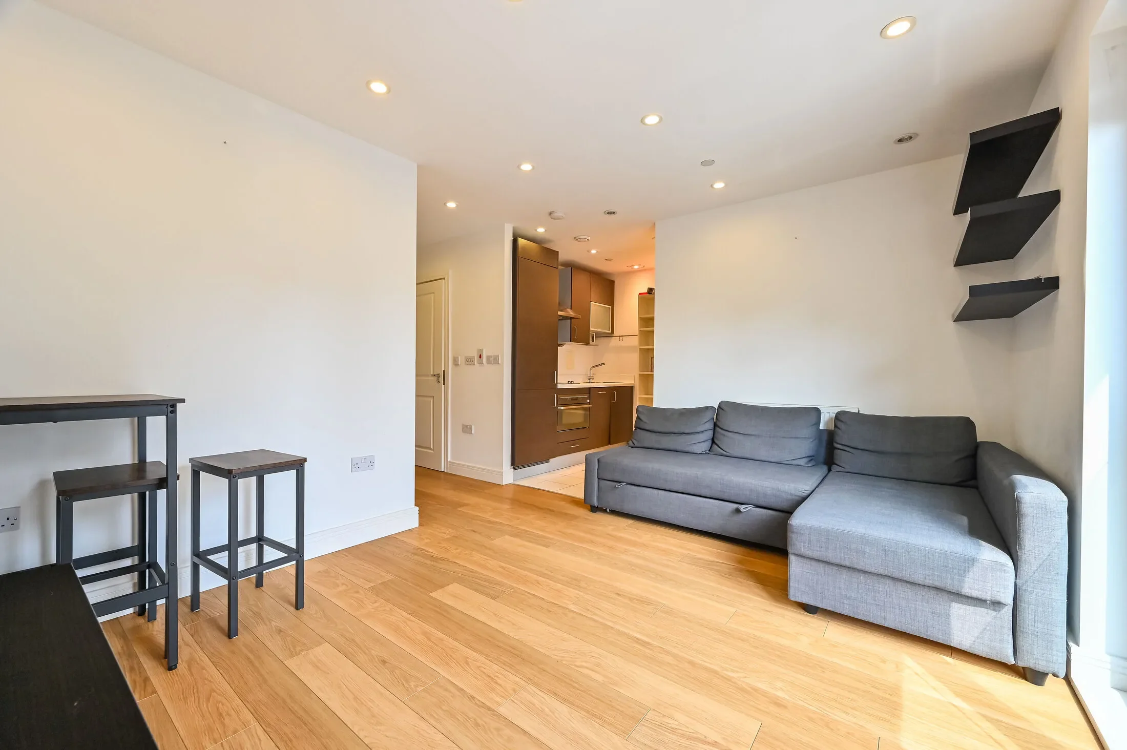 Flat Christian Street in Greater London