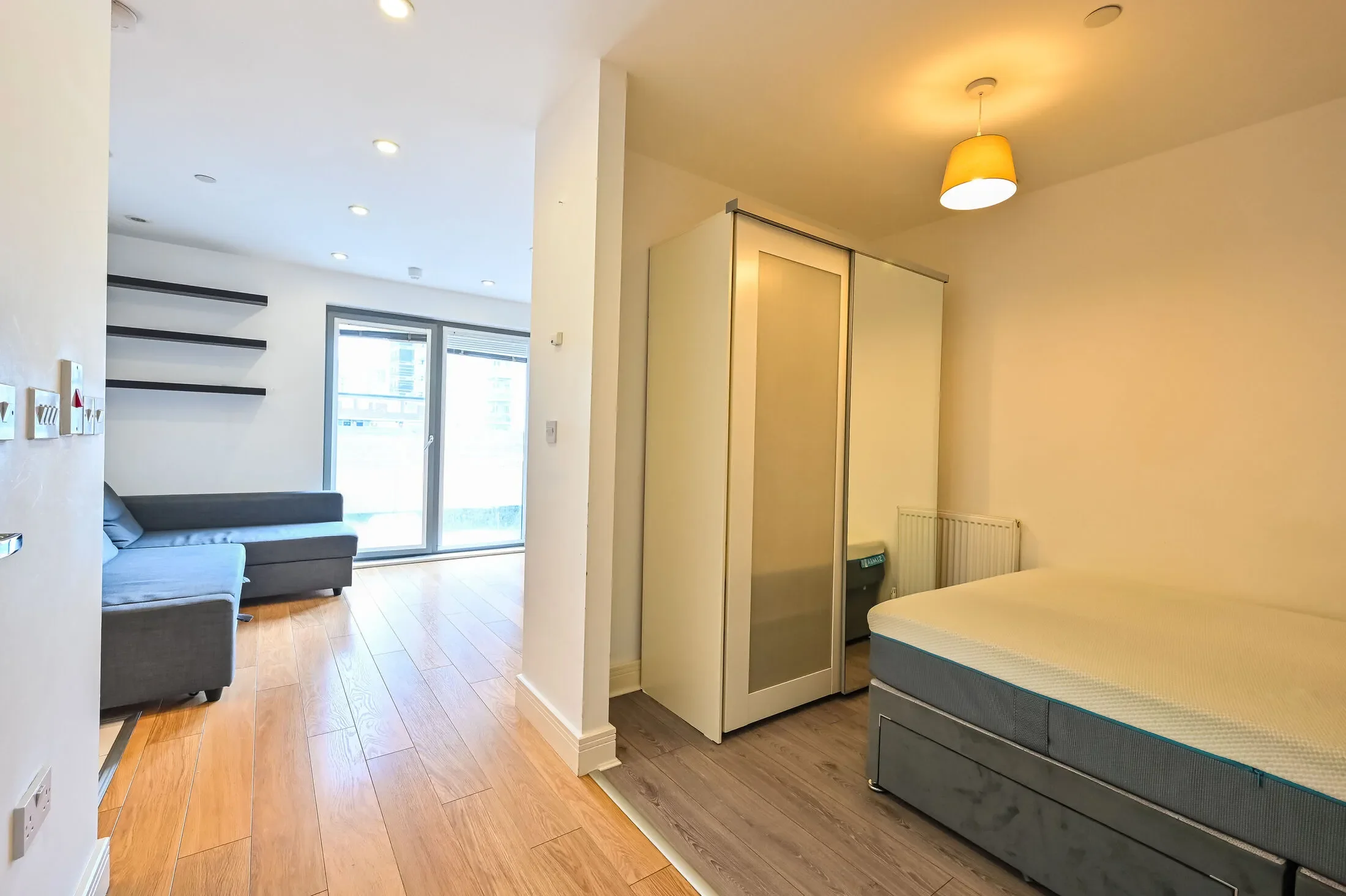 Flat Christian Street in Greater London