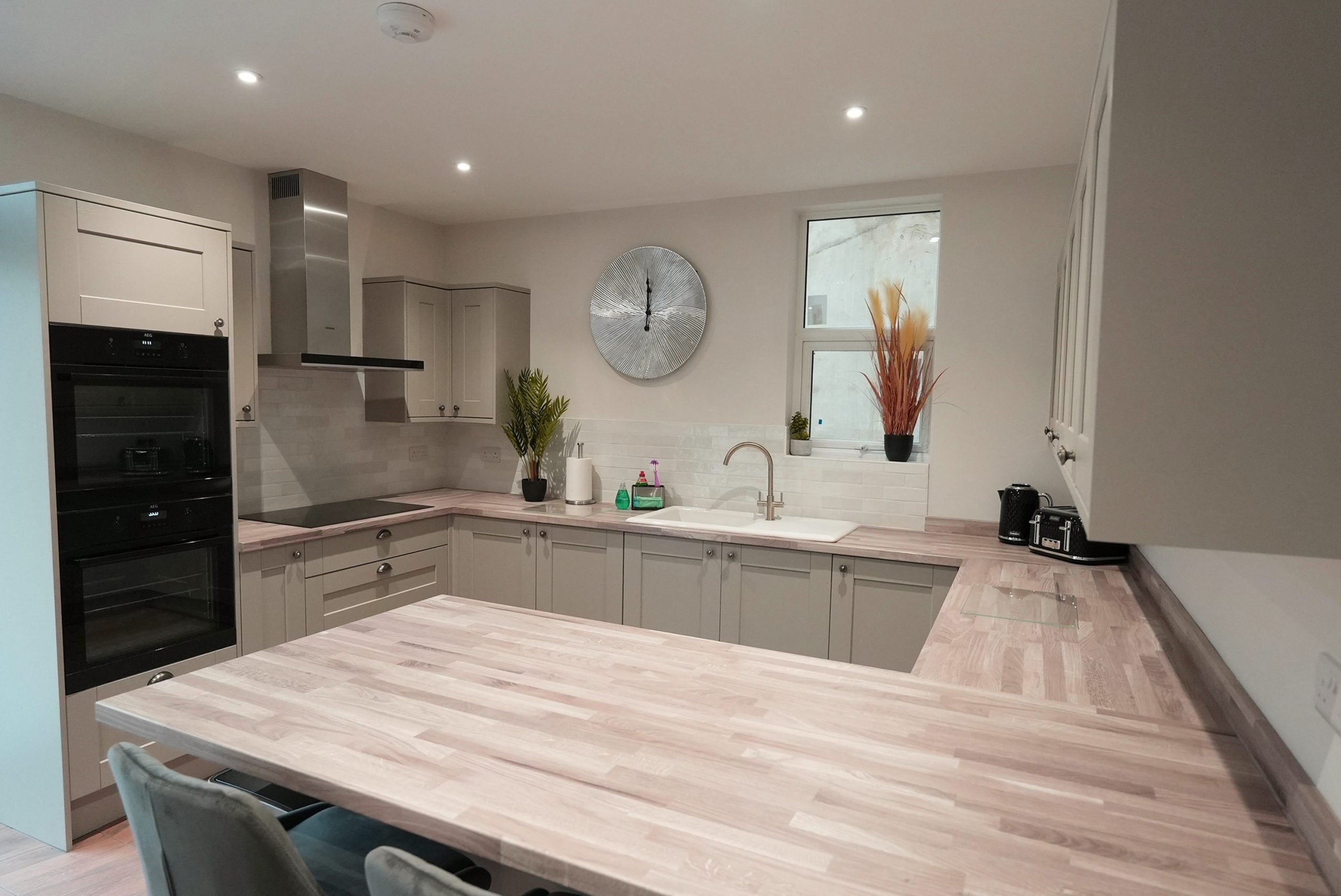 Room Lynwood Road in Reigate and Banstead