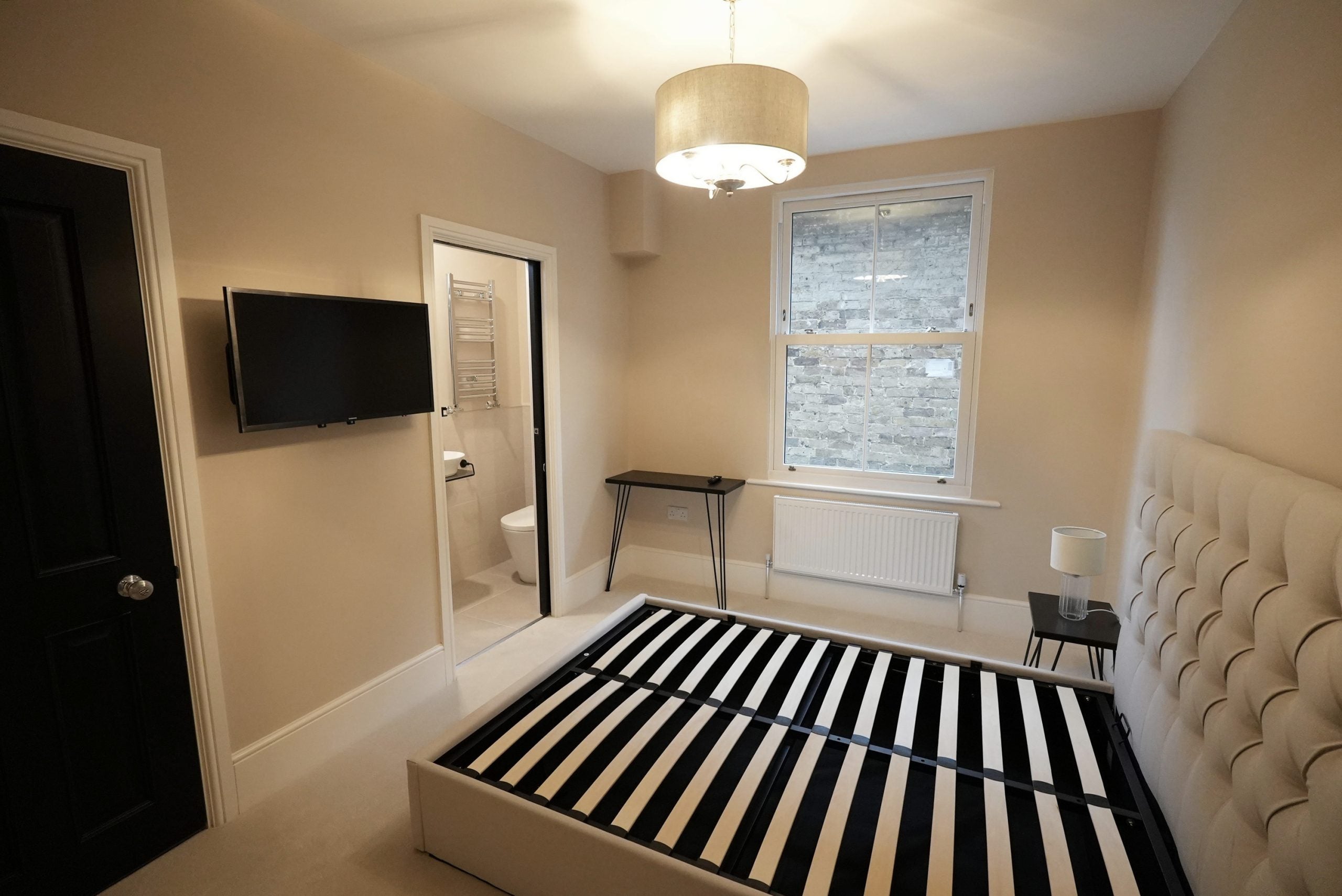 Room Lynwood Road in Reigate and Banstead