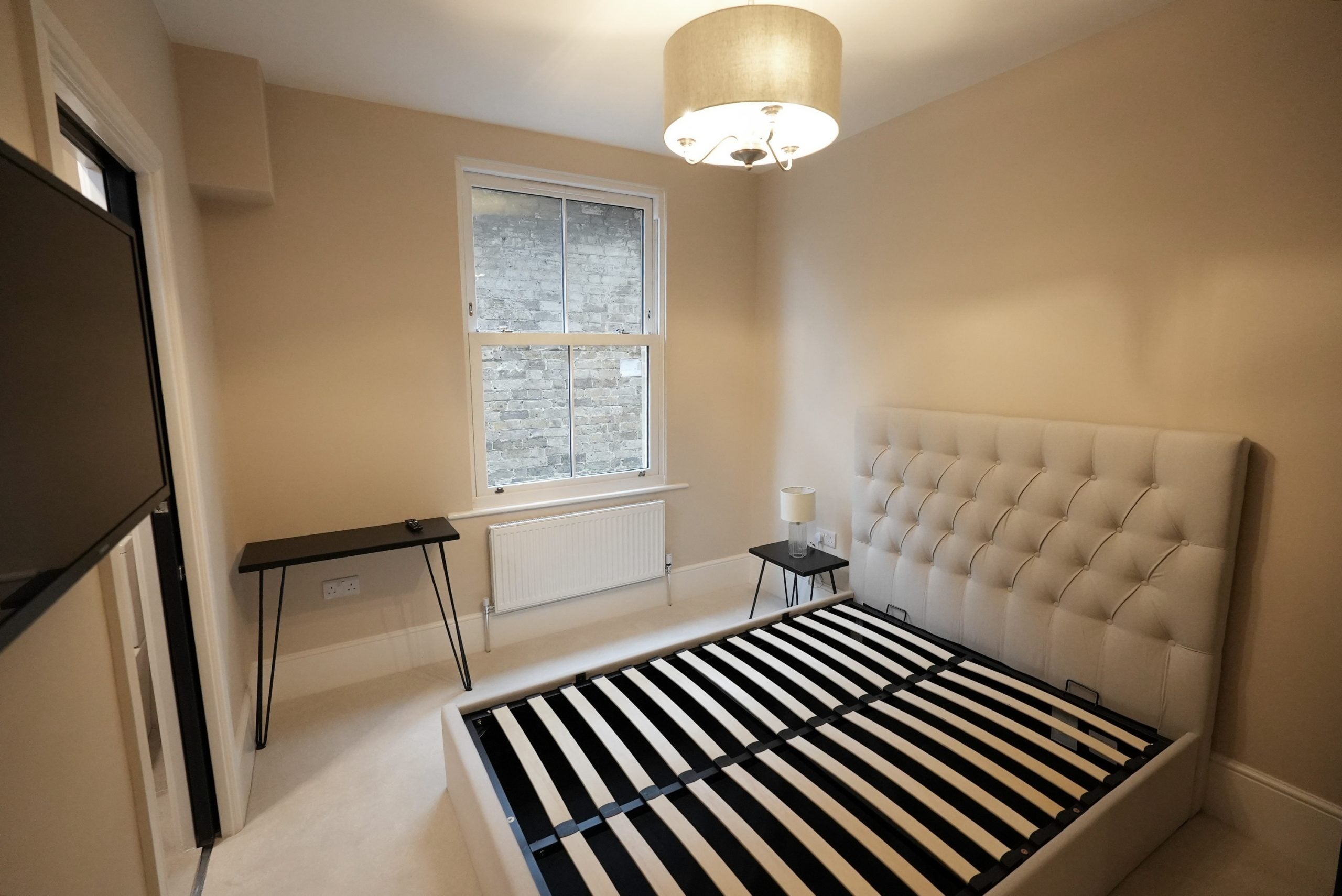 Room Lynwood Road in Reigate and Banstead