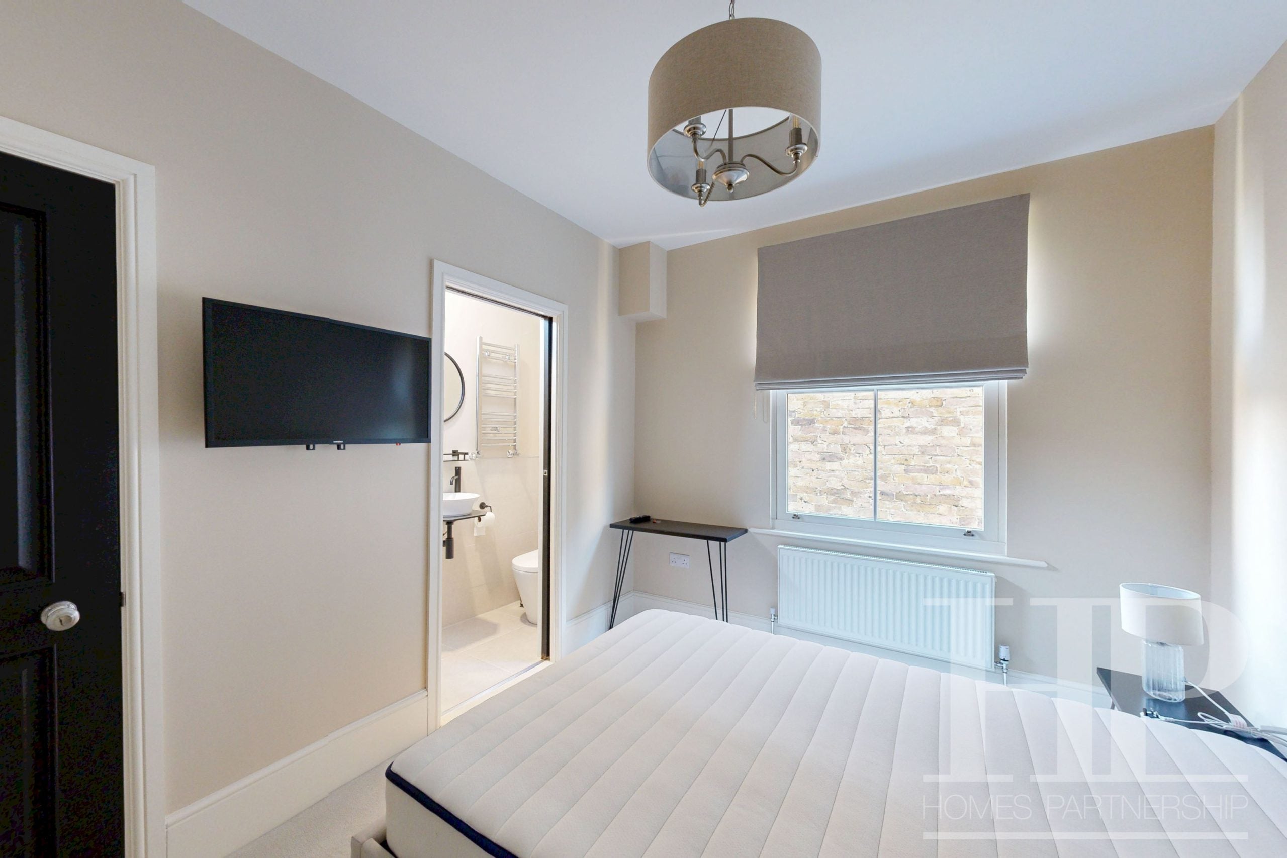 Room Lynwood Road in Reigate and Banstead