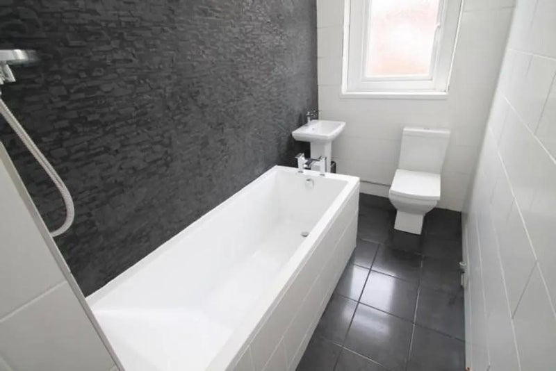 Room Ash Road in Leeds