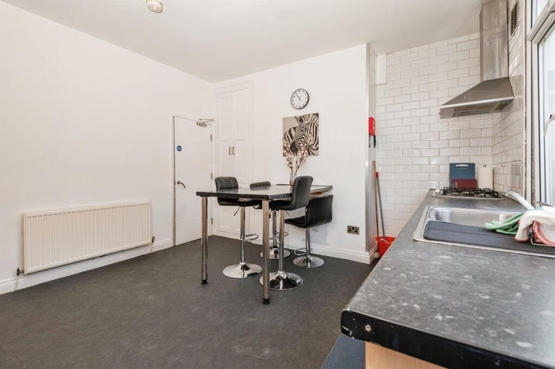 Room Ash Road in Leeds