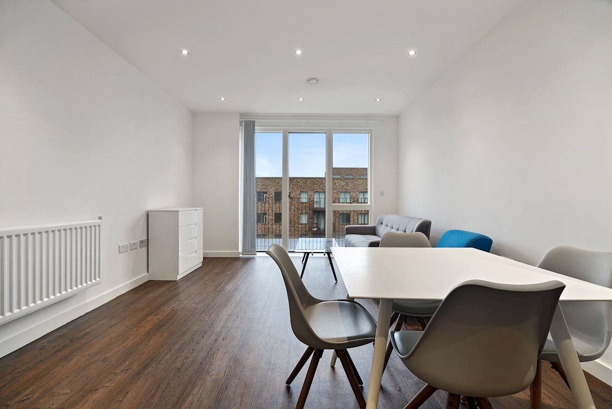 Flat Frobisher Yard in Greater London