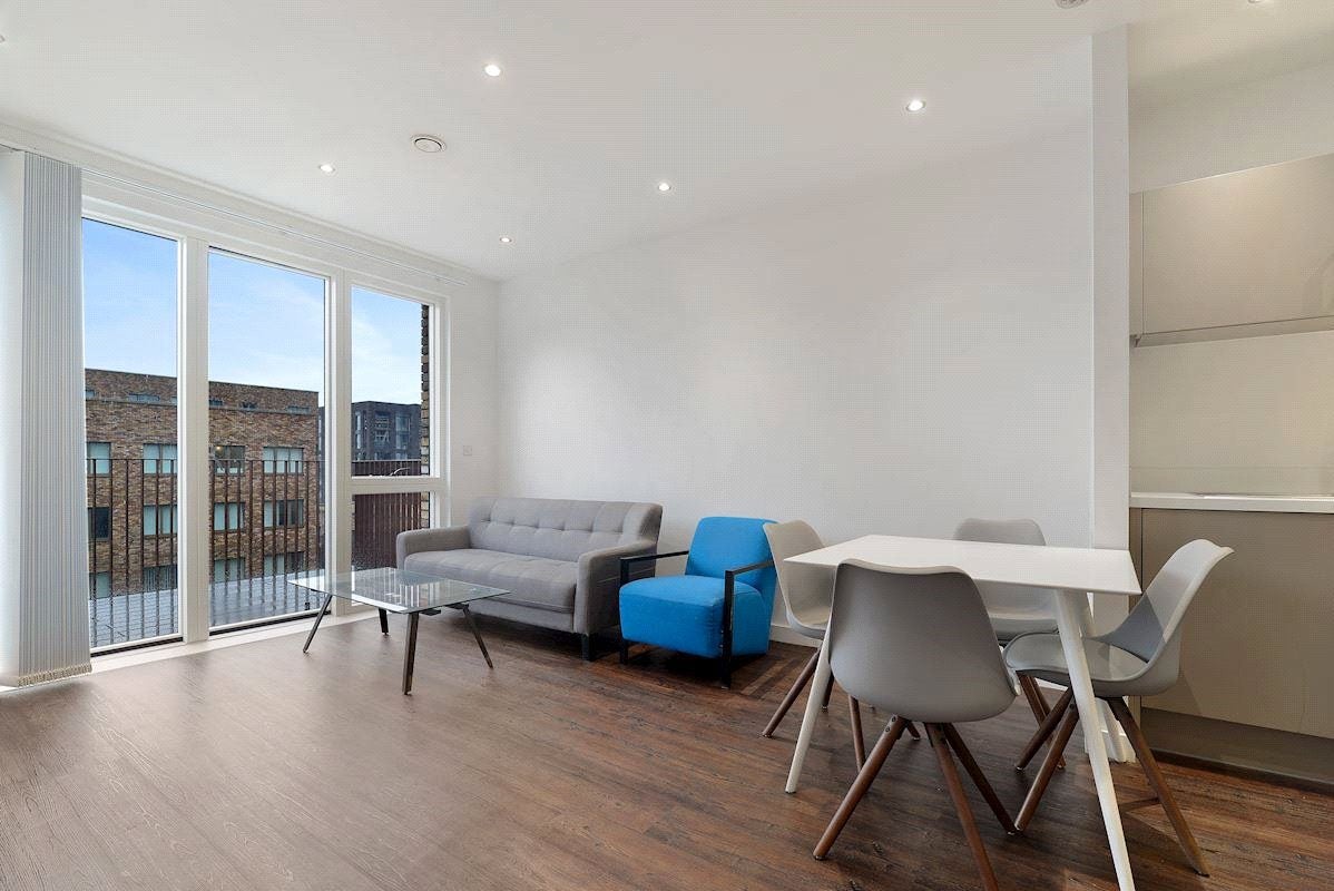 Flat Frobisher Yard in Greater London