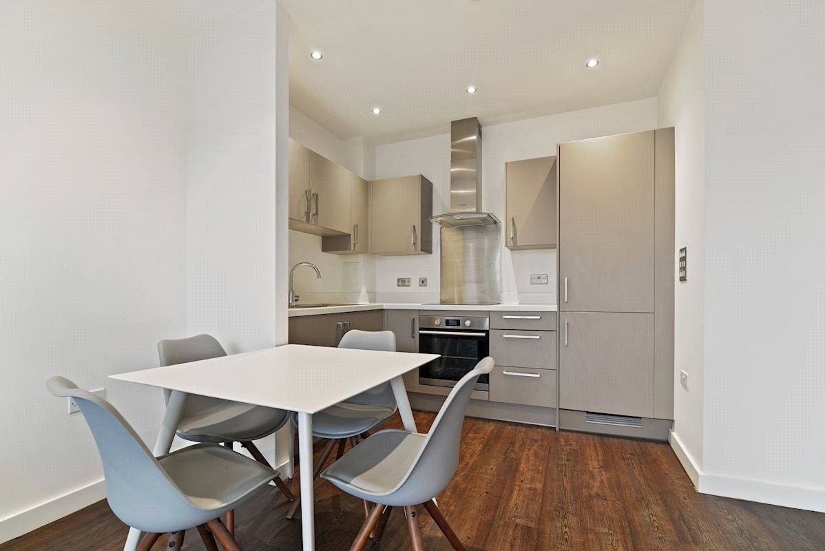 Flat Frobisher Yard in Greater London
