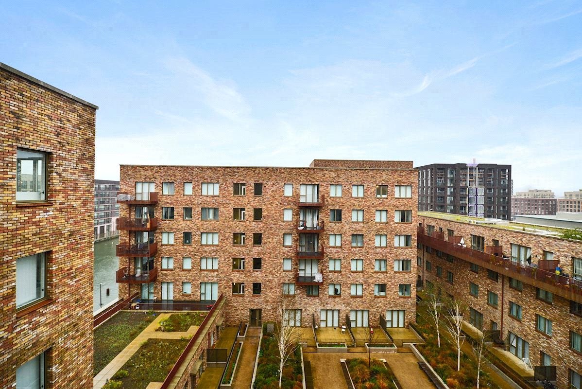 Flat Frobisher Yard in Greater London