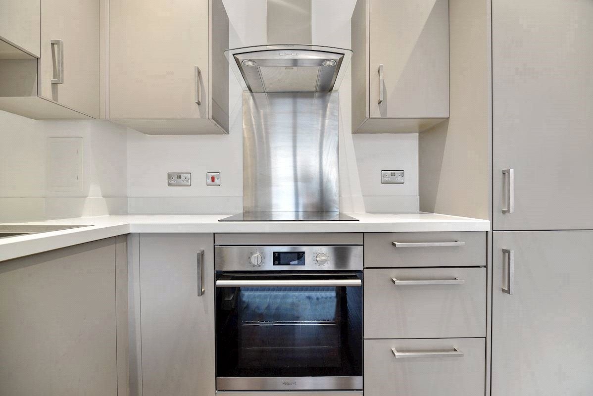 Flat Frobisher Yard in Greater London