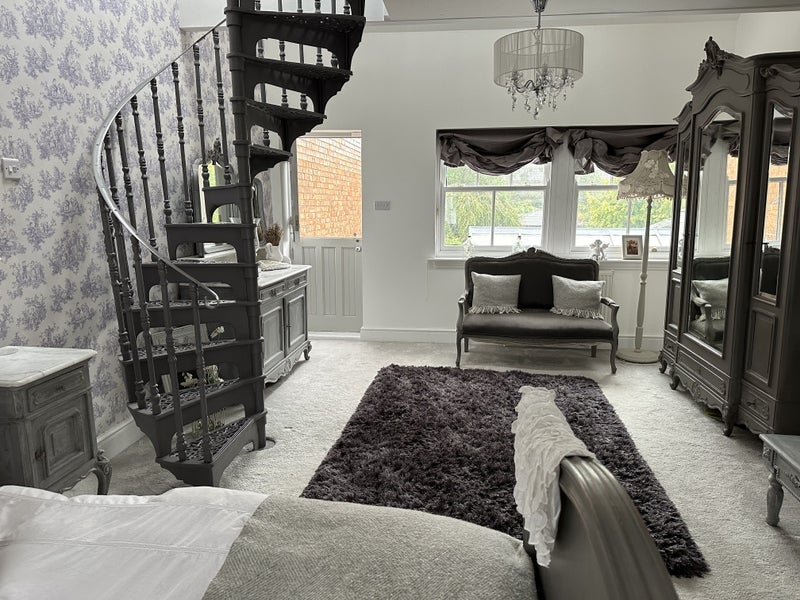 Room Knighton Church Road in Leicester